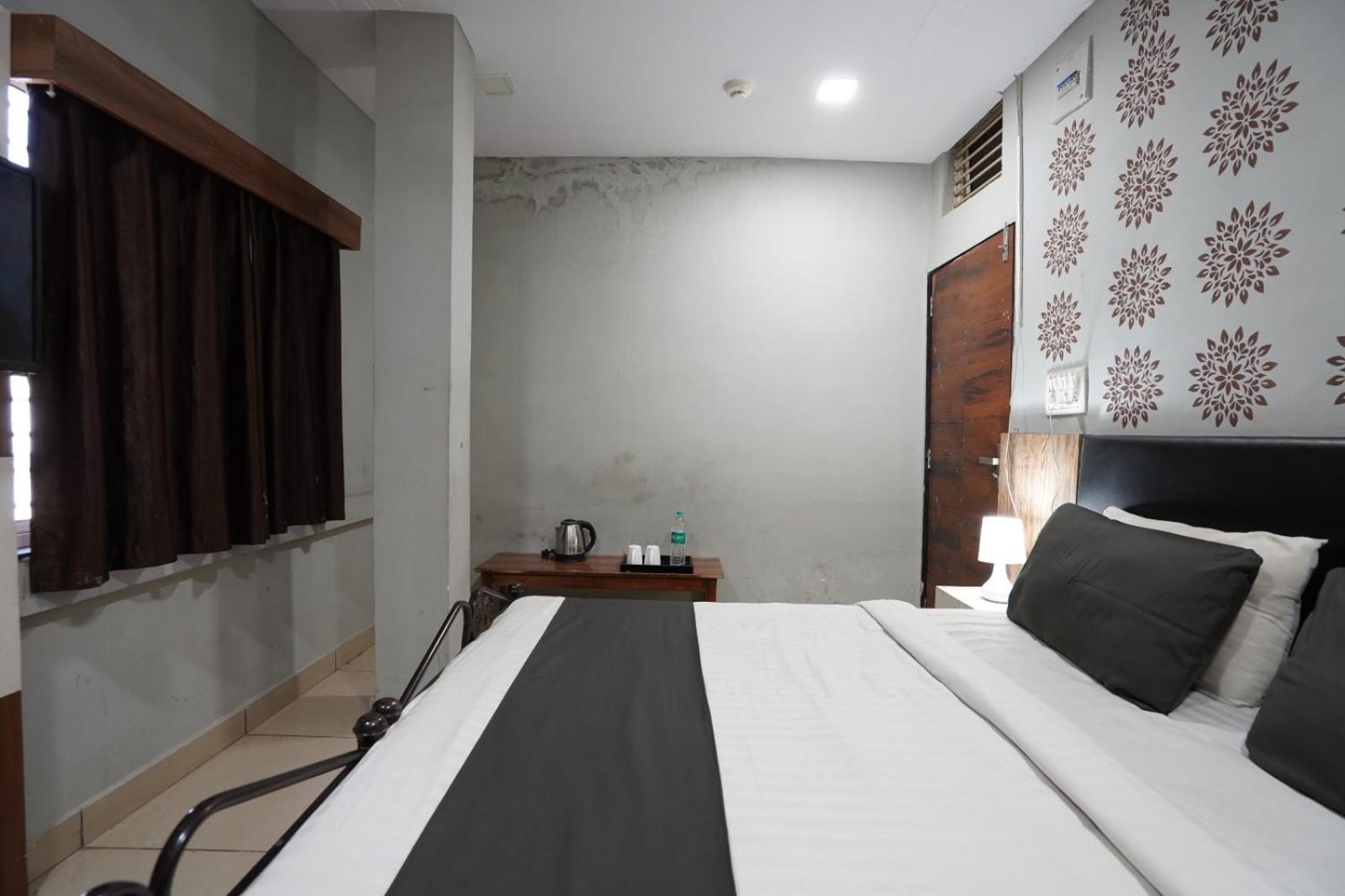 Hotel Sai Inn, Ahmedabad Airport Екстериор снимка