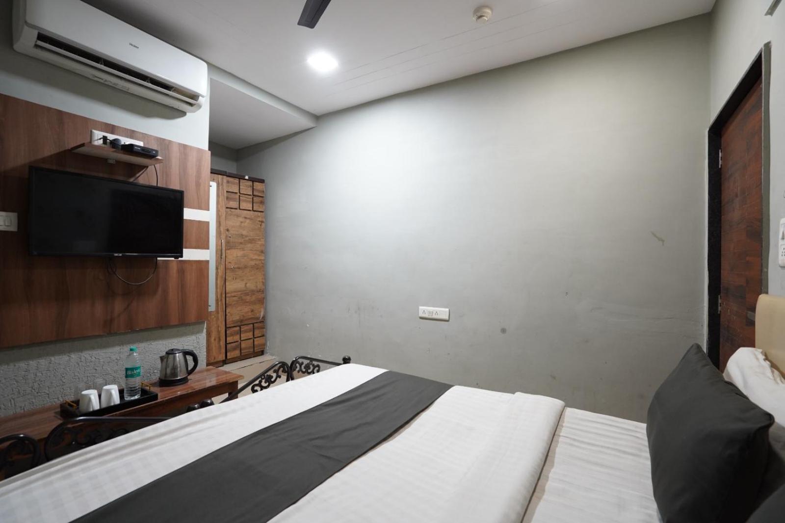 Hotel Sai Inn, Ahmedabad Airport Екстериор снимка