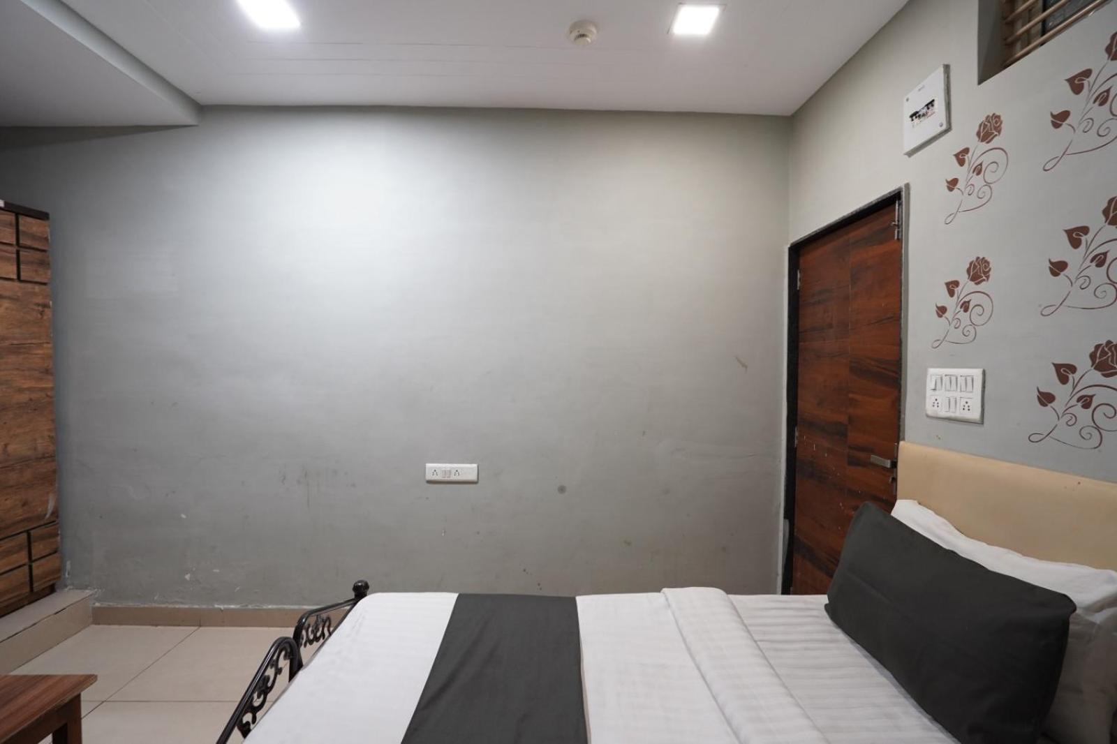 Hotel Sai Inn, Ahmedabad Airport Екстериор снимка