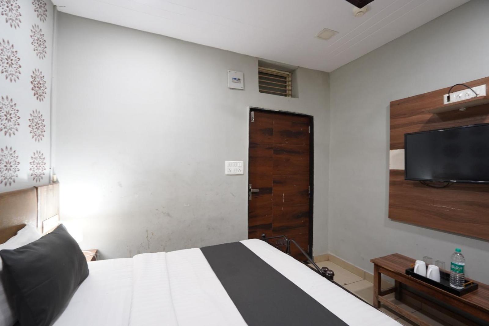 Hotel Sai Inn, Ahmedabad Airport Екстериор снимка