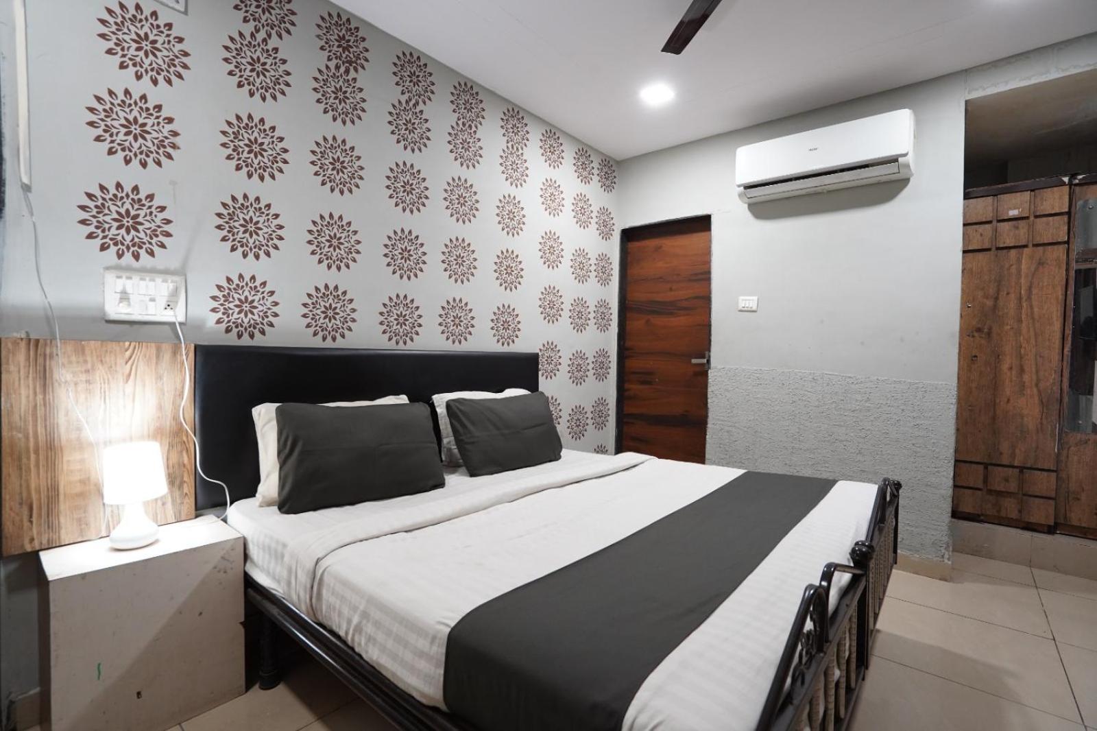 Hotel Sai Inn, Ahmedabad Airport Екстериор снимка