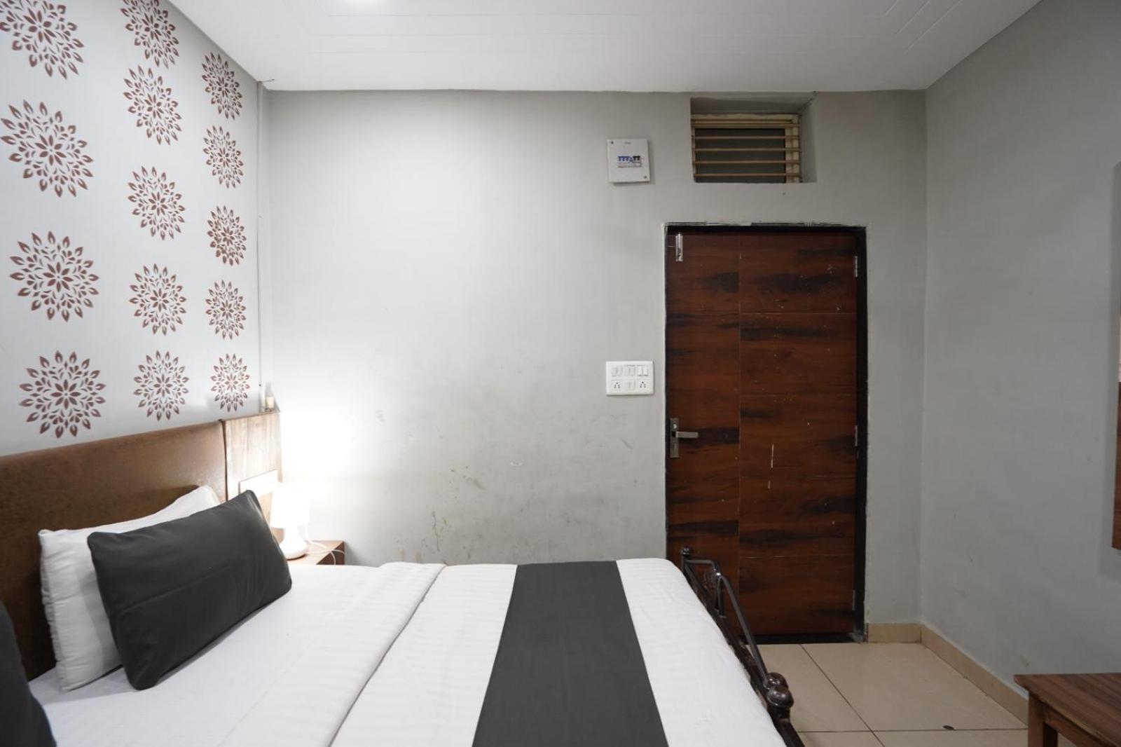Hotel Sai Inn, Ahmedabad Airport Екстериор снимка