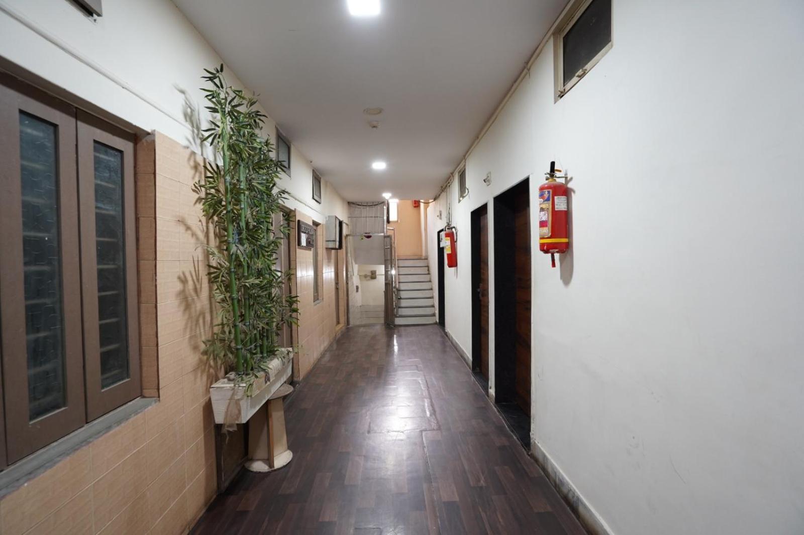 Hotel Sai Inn, Ahmedabad Airport Екстериор снимка