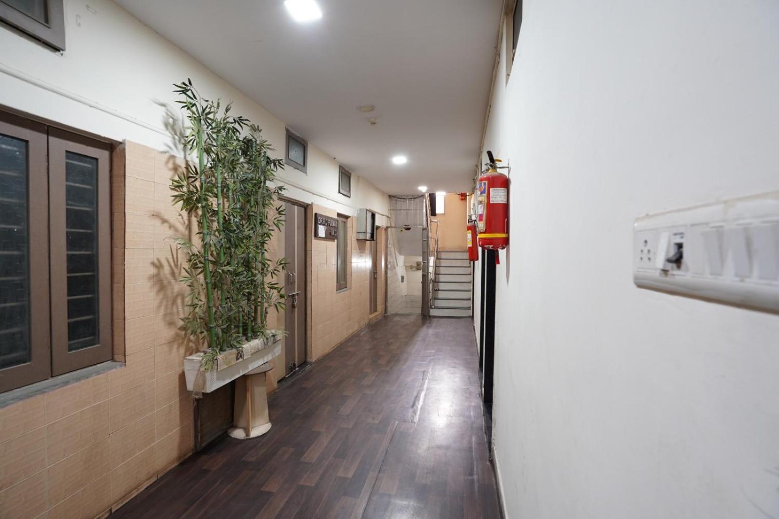 Hotel Sai Inn, Ahmedabad Airport Екстериор снимка
