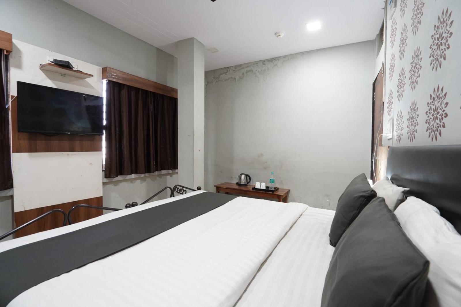 Hotel Sai Inn, Ahmedabad Airport Екстериор снимка